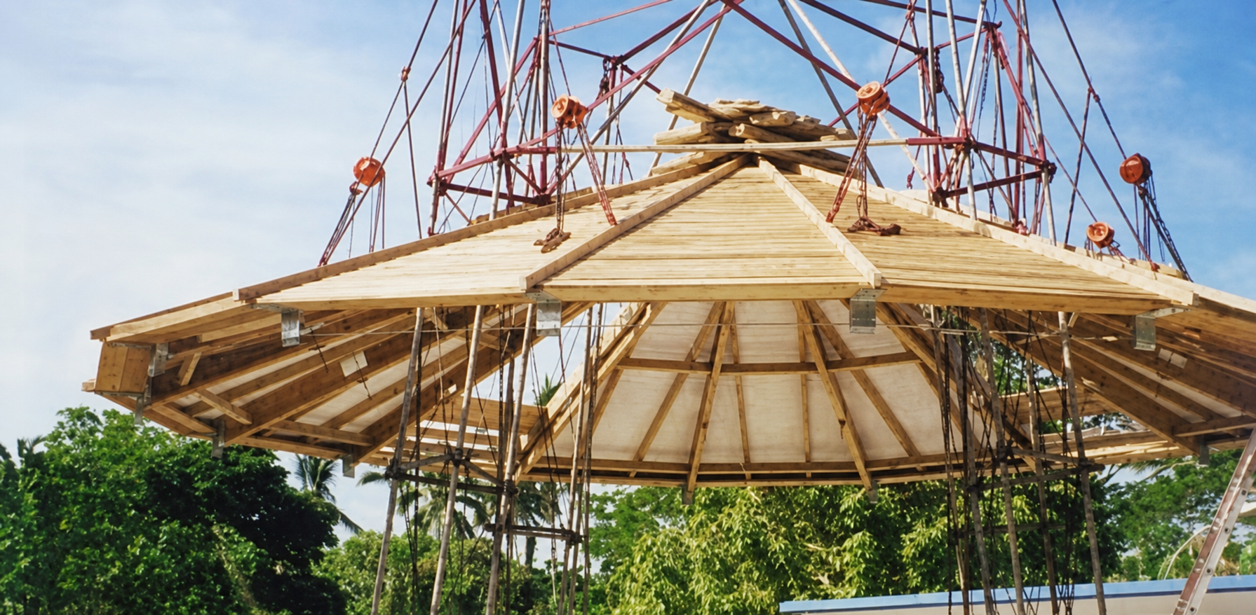 Spider lifting tower used during Timbertank construction